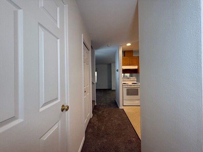 Building Photo - CHECK OUT THIS SPACIOUS TOWNHOUSE IN REDMO...