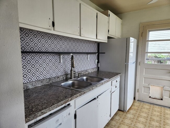 Building Photo - Spacious Home in Great Neighborhood