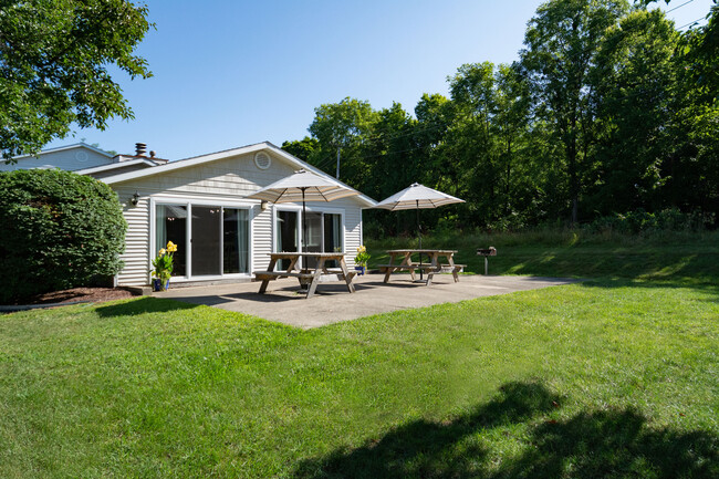 BBQ Area - River Trail Apartments