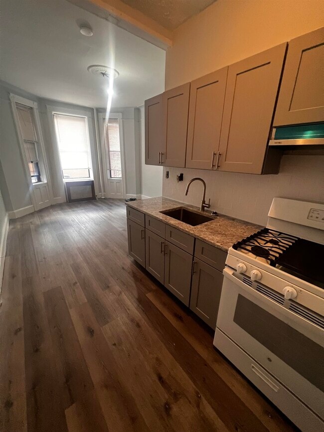 Building Photo - 46 49th St