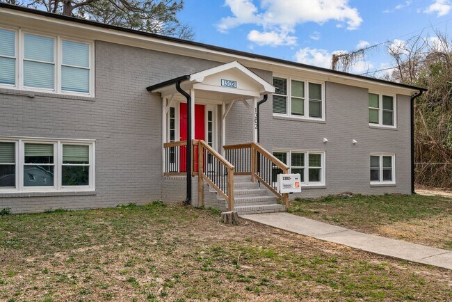 Foto del edificio - Newly Renovated, Uniquely Yours! Now Leasing 2 bed 1 bath Apartments.