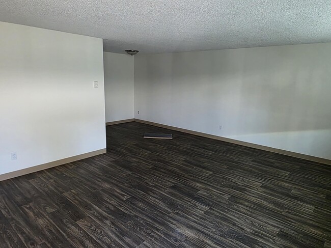 Building Photo - 256 Powell St E