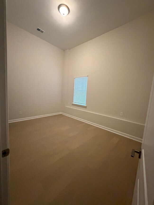 Foto del edificio - BRAND NEW TOWNHOMES AVALIABLE NOW