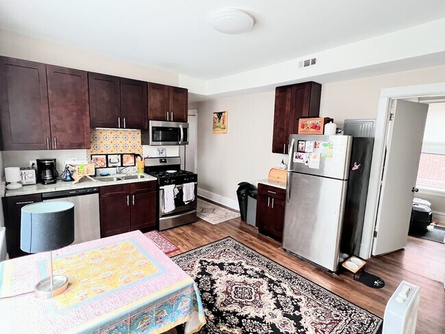 Foto del edificio - 3229 W Division St