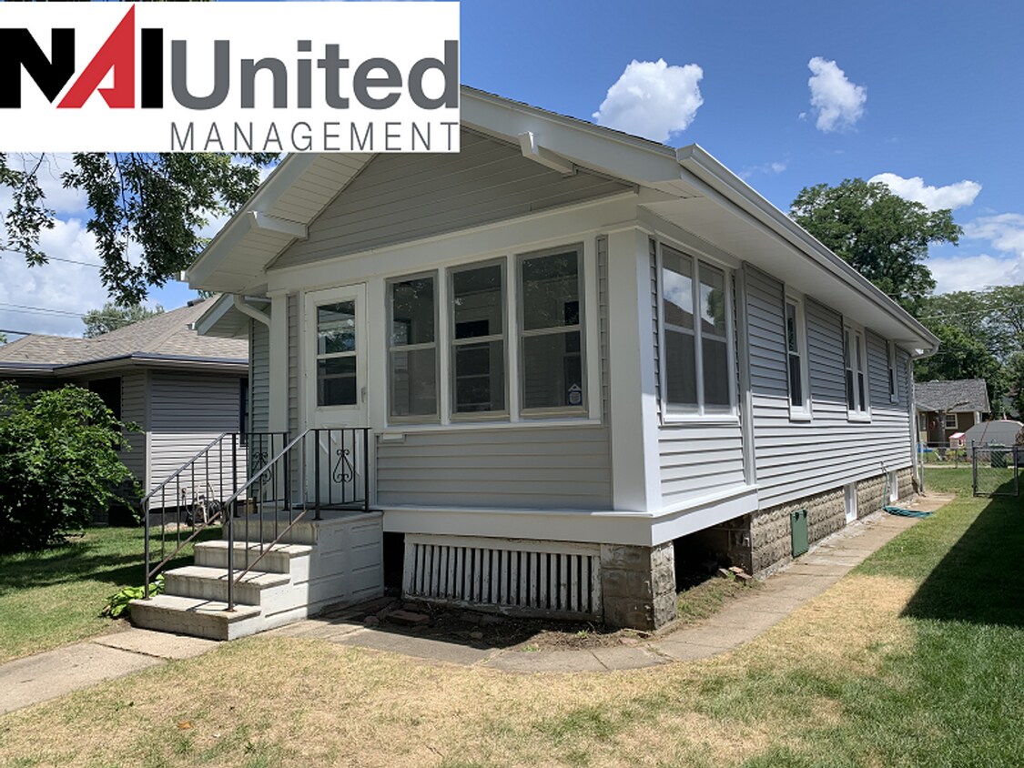 Primary Photo - 2 bedroom 1 bath, fenced yard, house for r...