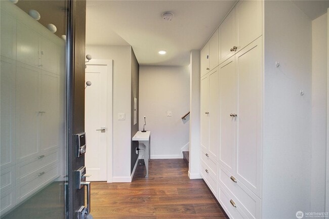 Building Photo - 2Bd/1.75Ba Seattle Townhouse