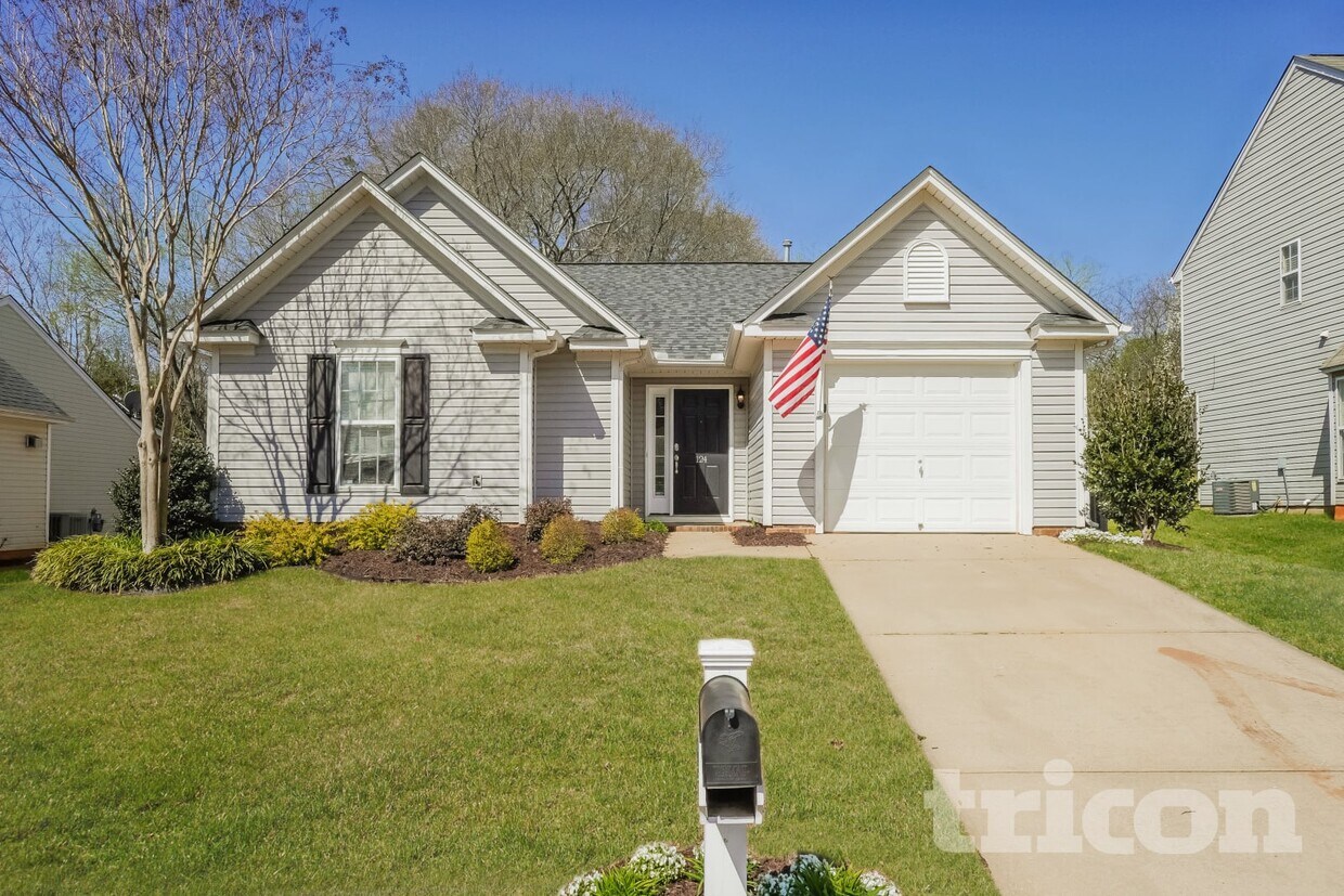 Primary Photo - 124 Bathurst Ln