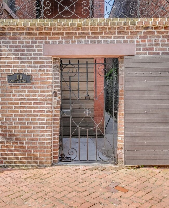 Building Photo - Renovated 2 Bedroom Carriage house off Laf...