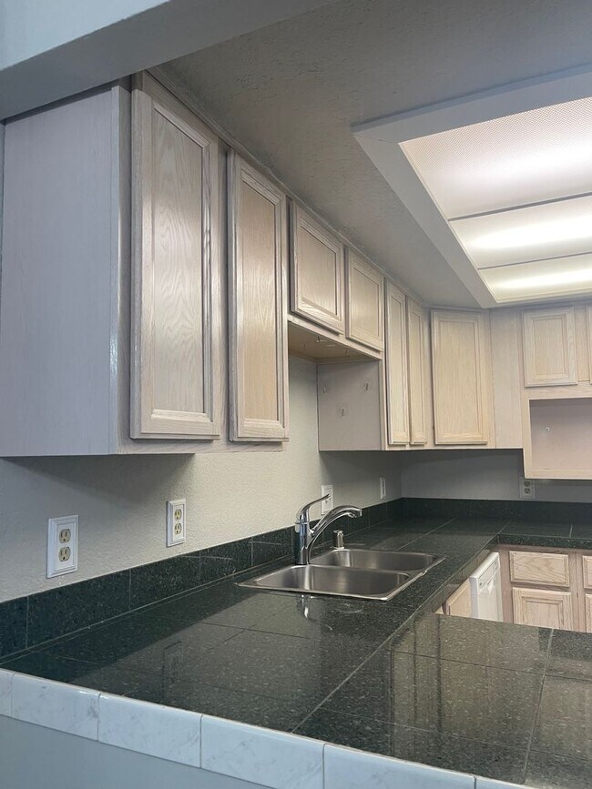 Foto del edificio - Roomy Lynnwood Townhouse-Style Condo With Upgrades