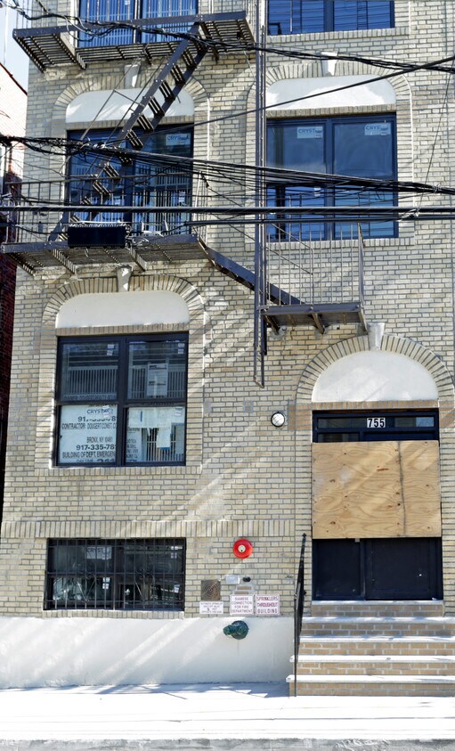 Building Photo - 755 E 224th St