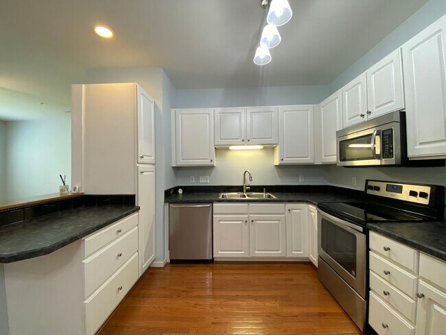 Foto del edificio - 6981 Hanesbrook Cir