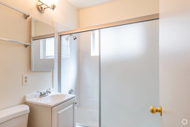 Baño - 912 - 914 Delbert Way