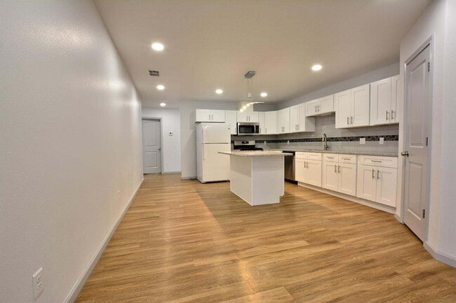 Building Photo - 1211 N Essex Ave