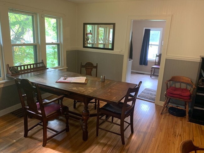 Building Photo - Newly remodeled Home of Robert St! 2 Beds/...