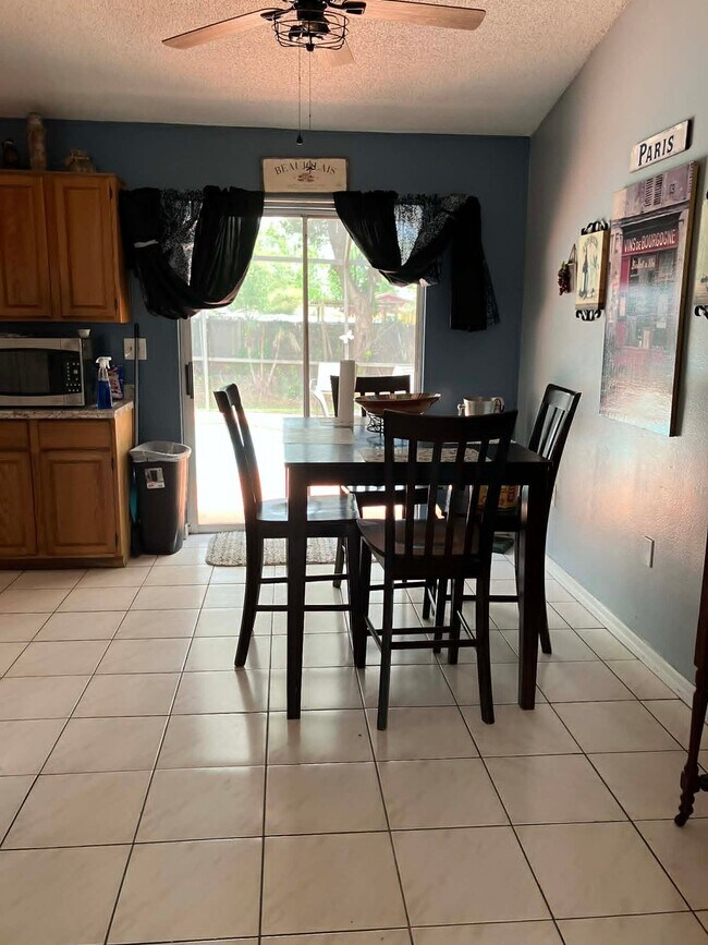 Foto del edificio - 907 Lacey Oaks Ct