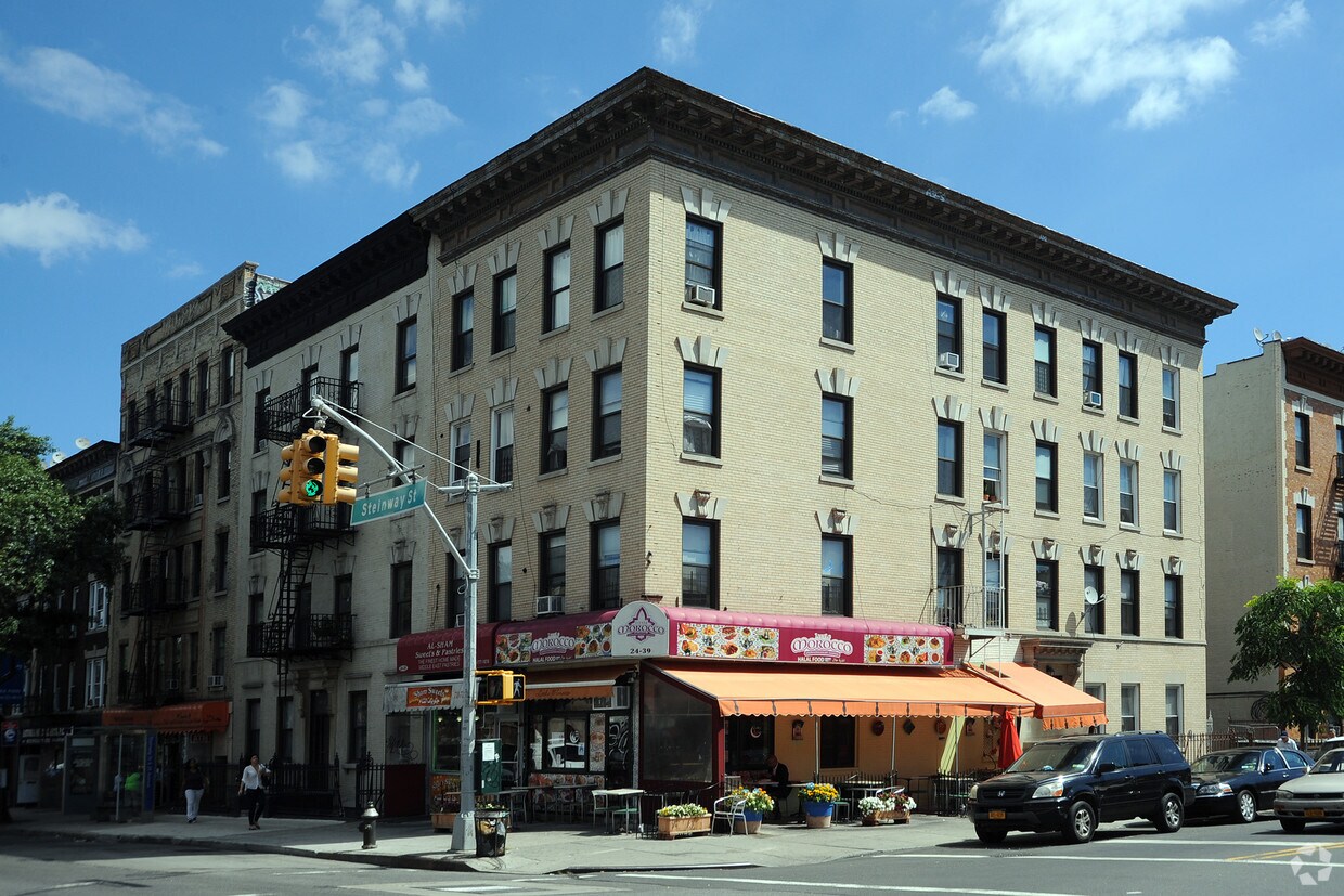 Primary Photo - 2435 Steinway St