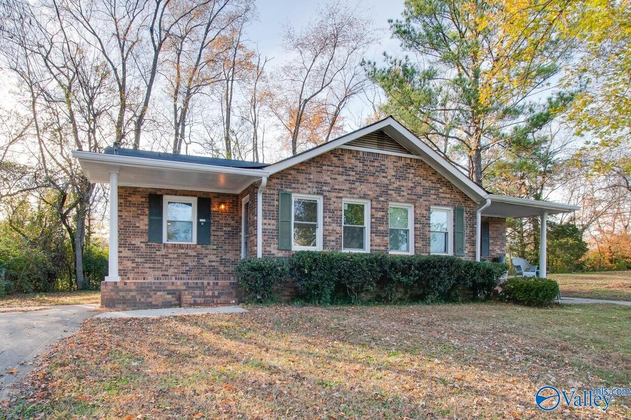 Foto principal - 2705 Wilson Dr NW