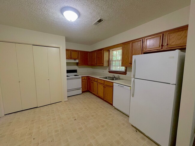 Building Photo - Two Bedroom Duplex in Bedford