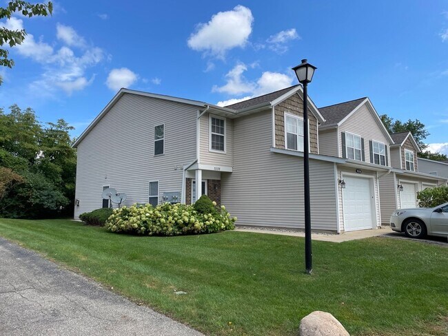 Building Photo - Charming 3-bed, 2.5-bath Condo for Rent!