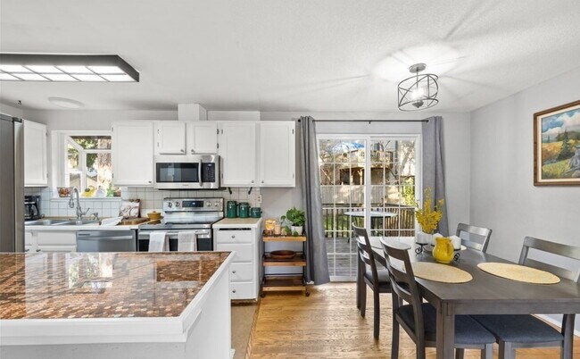 Kitchen / Dining Area - 359 NW Oakmont Way