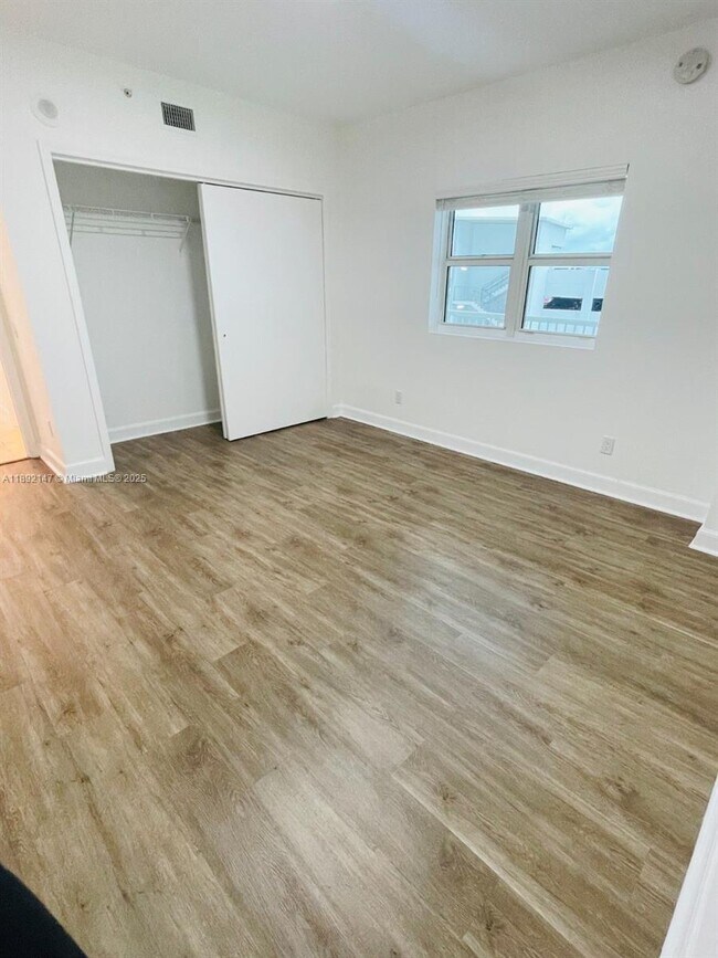 Foto del edificio - 14951 Royal Oaks Ln