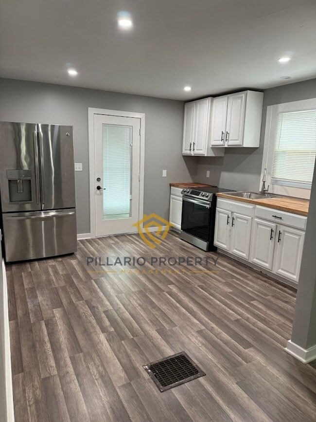 Building Photo - **MOVE IN SPECIAL - Fully Renovated 2-Bedroom Home Near Christian Park Available NOW!