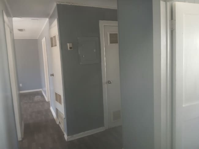 Building Photo - 106 S Davis St