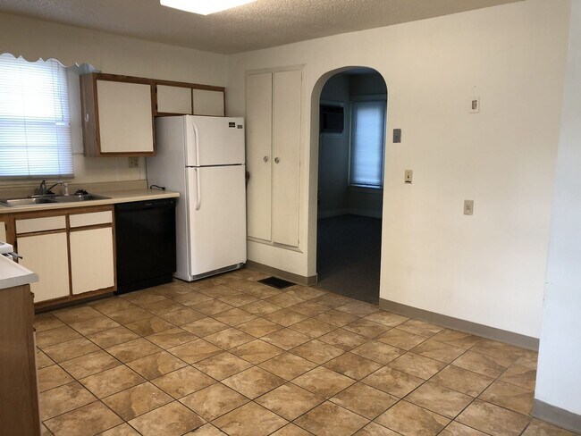 Building Photo - 619 Bowery St