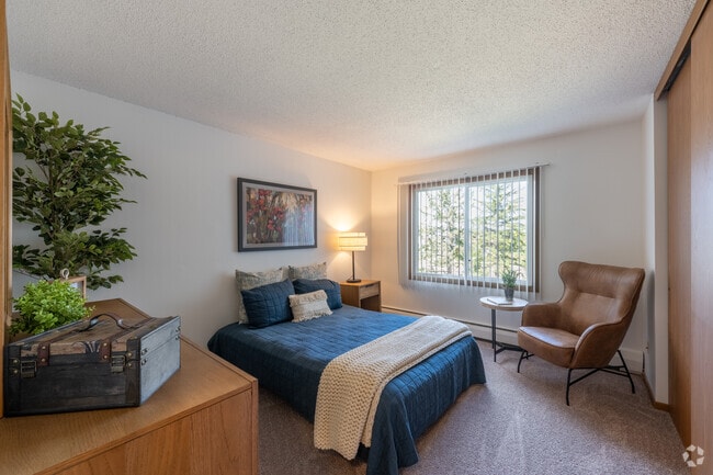 1BR, 1BA - 670SF - Bedroom - Surrey Gardens Apartments