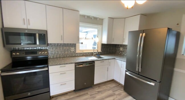 Building Photo - 73 Kenway Dr