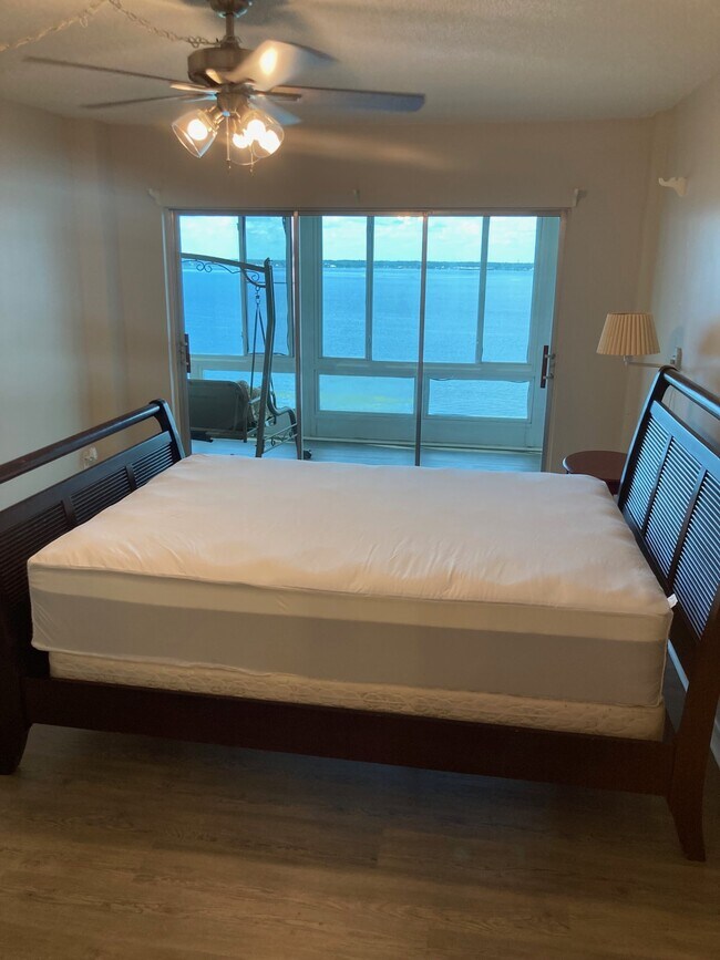 Foto del edificio - 2131 Lakeview Dr
