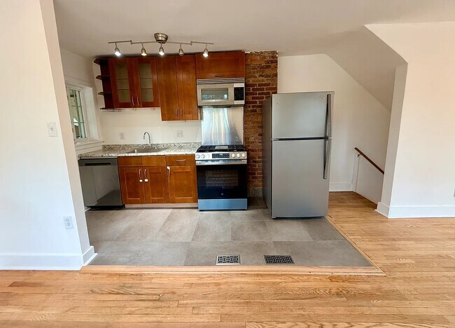 Building Photo - 1300 Dexter Terrace SE