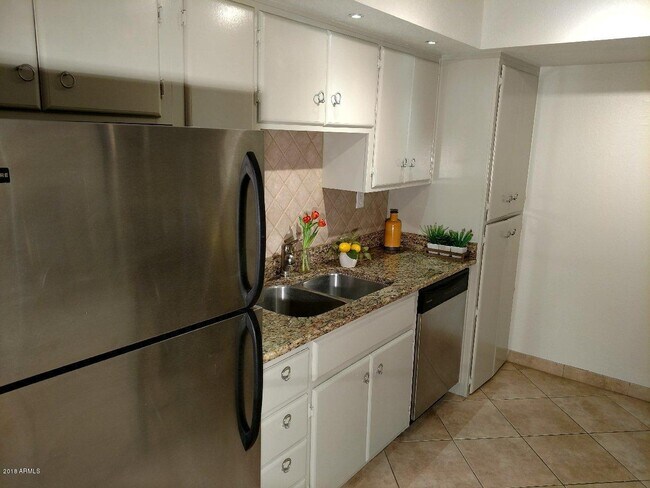 Foto del edificio - 3825 E Camelback Rd