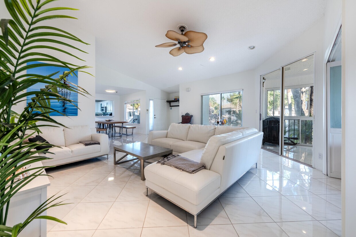 Foto principal - 7485 Glendevon Ln