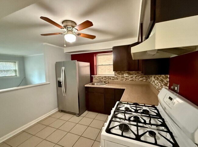 Foto del edificio - Bright & Airy 2BR Garden Unit | Parking In...