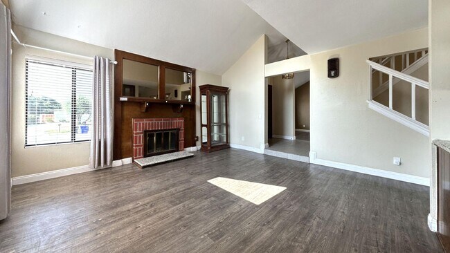 Foto del edificio - Custom Built 5 Bedroom 3 Bathroom Home in ...