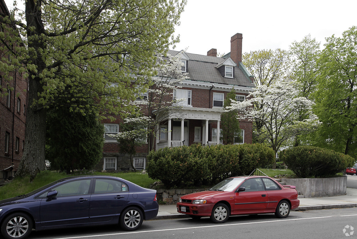 Primary Photo - 2018 Commonwealth Ave