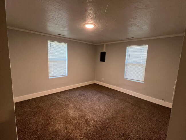 Building Photo - 3 Bedroom!