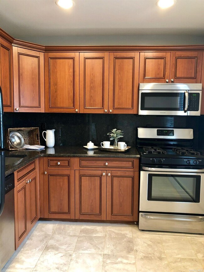 60 Fairfield Way Unit JU02, Commack, NY 11725 Room for Rent in