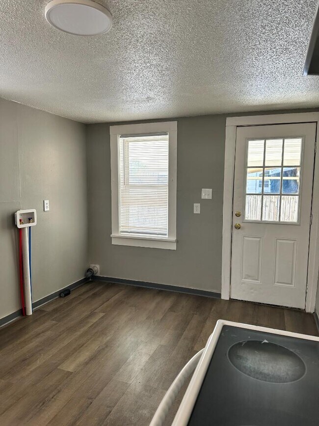 Foto del edificio - 611 School Ave