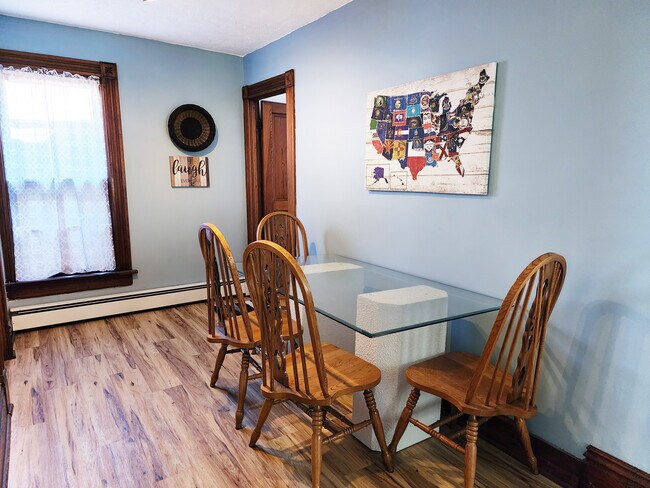 Área de comedor/estudio - 2706-2 Buffalo Rd