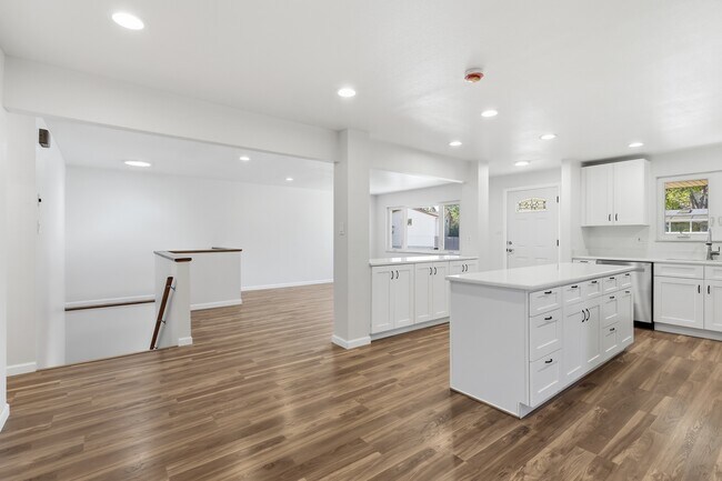 Building Photo - 122 Helena Cir