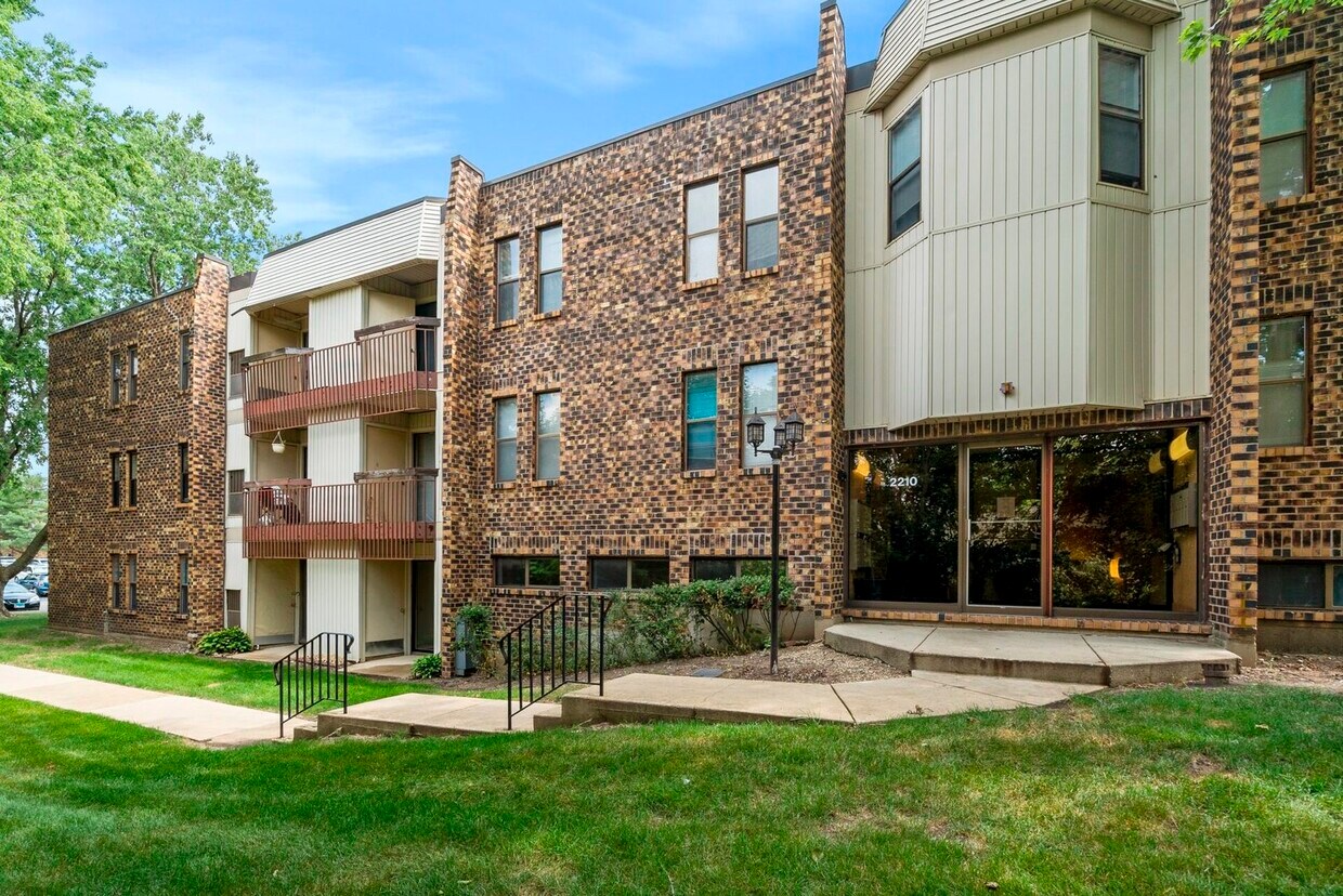 Primary Photo - 2210 Country Club Dr