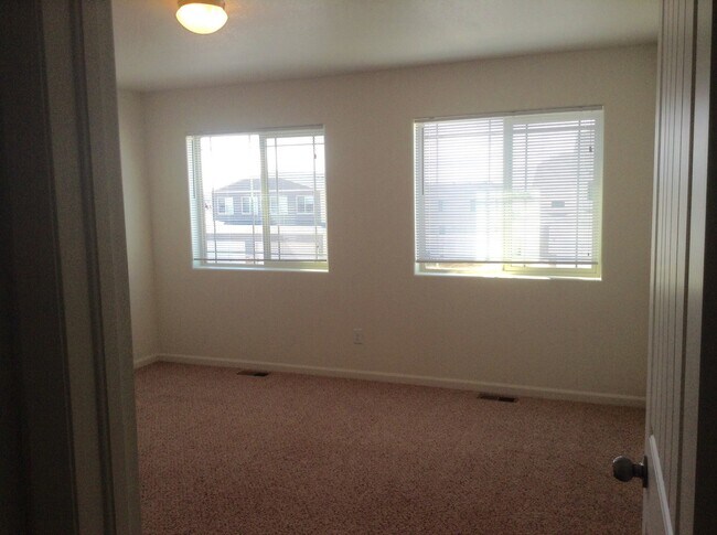 Building Photo - 3 BEDROOM, 2.5 BATHROOM, SADDLE RIDGE TWIN...