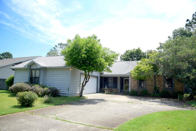 Building Photo - 1129 Troon Dr E