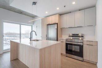 Building Photo - 1819 Av Dollard