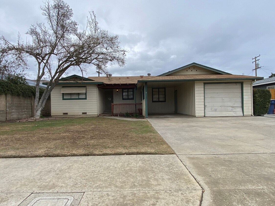 Primary Photo - Home in Tulare for Rent!