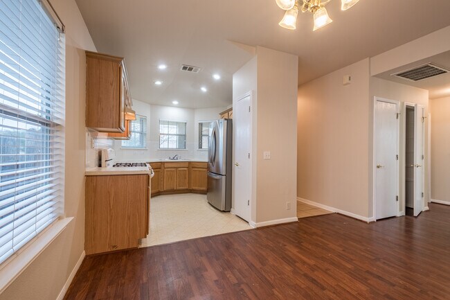 Foto del edificio - 3 Bedroom, 2 Bath, Single Story Home in Manor