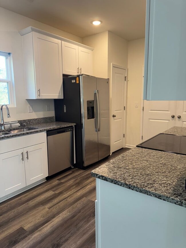 Building Photo - Beautiful 3-Bedroom Home Near Downtown Sta...