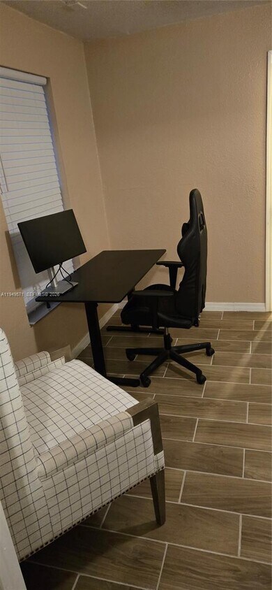 Foto del edificio - 2879 SW 10th St